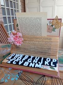 Libro decorativo trasformato in macchina da scri..