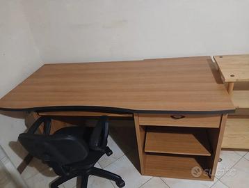 scrivania e sedia