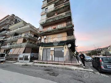 NEGOZIO A NAPOLI
