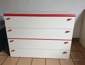 Cassettiera bianca con dettagli rossi