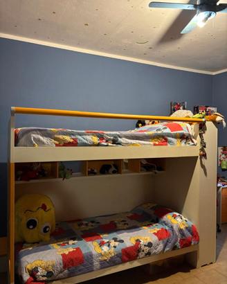 Cameretta con soppalco con scrivanie e pensili