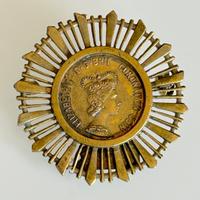 Elisabetta II spilla moneta  incoronazione 1953