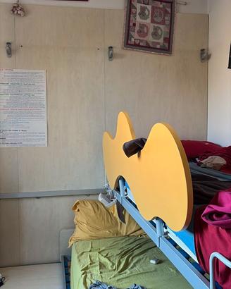 2 letti singoli su boiserie