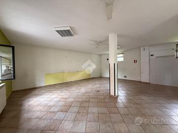 NEGOZIO A ROMANO DI LOMBARDIA