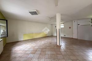 NEGOZIO A ROMANO DI LOMBARDIA