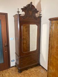 Armadio antico con specchio d'epoca