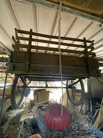 carretto antico di legno e ferro battuto