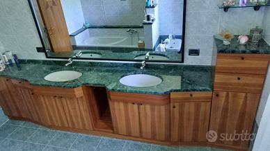 mobile bagno in legno listellare e piana in marmo 