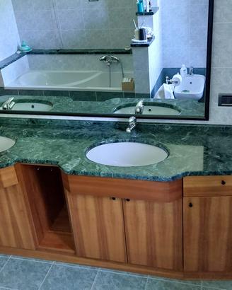 mobile bagno in legno listellare e piana in marmo 