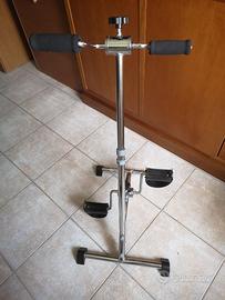 Pedaliera per esercizi braccia e gambe da seduto
