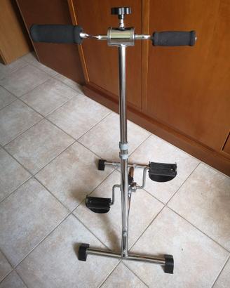 Pedaliera per esercizi braccia e gambe da seduto