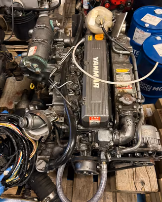 Yanmar 4LHA-HTP con invertitore ZF 45