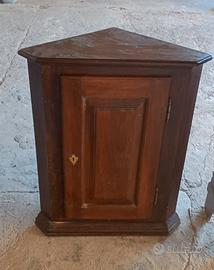 Mobili vecchi da restaurare.