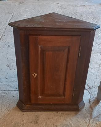 Mobili vecchi da restaurare.