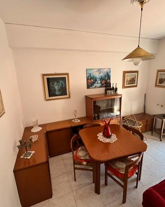 Soggiorno con tavolo e sedie