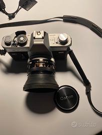 Macchina  fotografica vintage con accessori