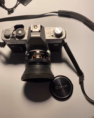 Macchina  fotografica vintage con accessori