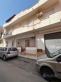 Piano terra con garage a pochi passi dal porto