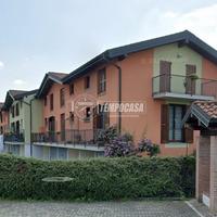 VILLETTA A SCHIERA CON GIARDINO!