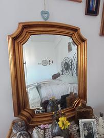 Specchiera vintage in legno con cornice lavorata