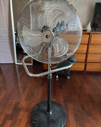 Ventilatore con piantana e pale in alluminio