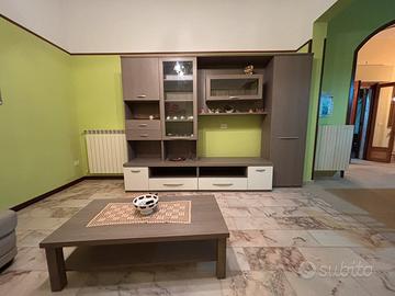 Parete attrezzata + tavolino