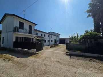 Piove di Sacco: Casa Singola co giardino e magazzi