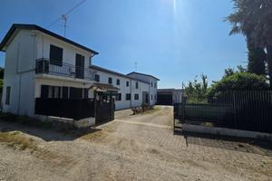 Piove di Sacco: Casa Singola co giardino e magazzi