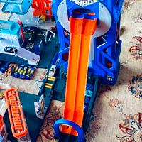 Hot Wheels Mega Garage con Pista a 2 Corsie