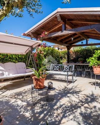 VILLA A SCHIERA A MENTANA