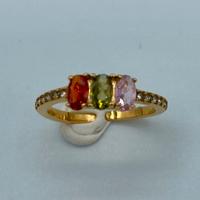 Anello con tre cristalli colorati