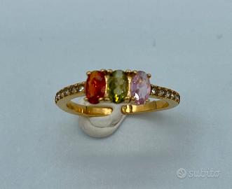 Anello con tre cristalli colorati