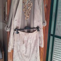 Abito color grigio con collana