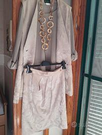 Abito color grigio con collana
