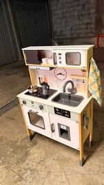 Cucina con accessori