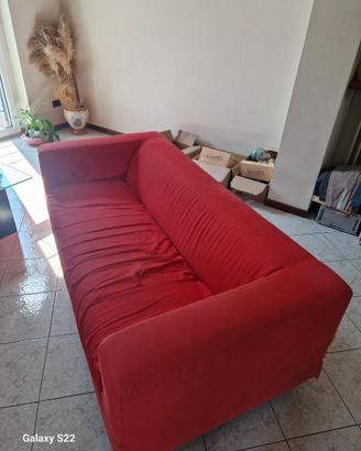 DIVANO ROSSO DI 2 METRI E POLTRONA AZZURRA