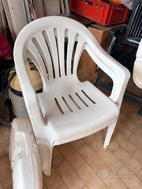 Due sedie di plastica bianche
