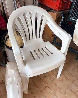 Due sedie di plastica bianche