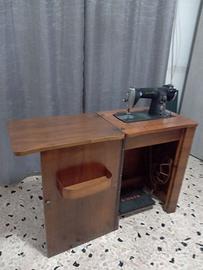 Macchina per cucire vintage a pedale SINGER