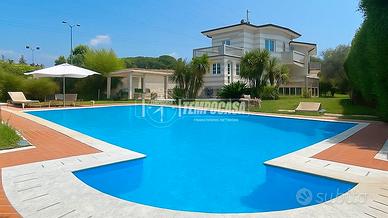 VILLA UNIFAMILIARE CON PISCINA A CARRARA