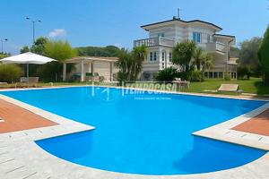 VILLA UNIFAMILIARE CON PISCINA A CARRARA