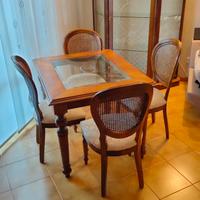 Salotto, tavolo, sedie e vetrinetta