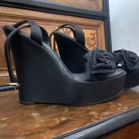 Sandalo - Zeppa nera Plateau raso fiori alto