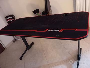 Scrivania con tappetino gaming