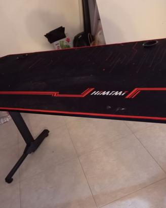 Scrivania con tappetino gaming