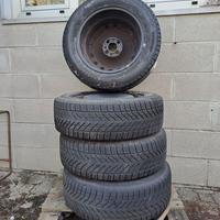 4 cerchi con gomme invernali per punto