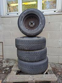 4 cerchi con gomme invernali per punto