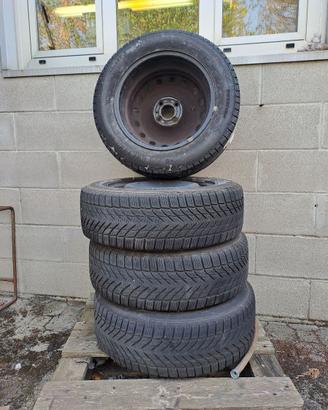 4 cerchi con gomme invernali per punto