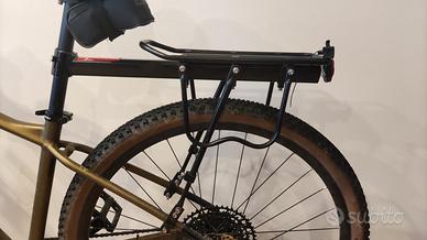 Portapacchi posteriore regolabile per bicicletta 