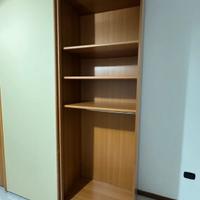 Armadio in legno con ante scorrevoli